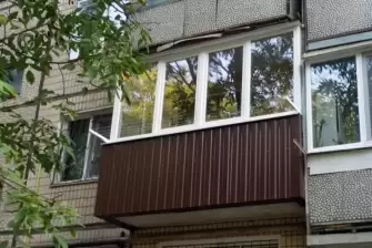 Обшивка балкона снаружи коричневым профнастилом