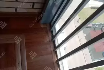 Отделка пола и потолка на балконе