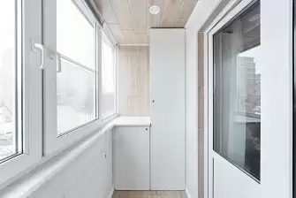 Отделка балкона под ключ с холодным остеклением и выносом остекления