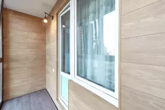 Отделка балкона ламинатом с утеплением и остеклением Рехау 