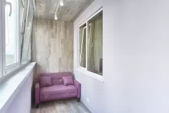 Объединение балкона с комнатой с отделкой и остеклением