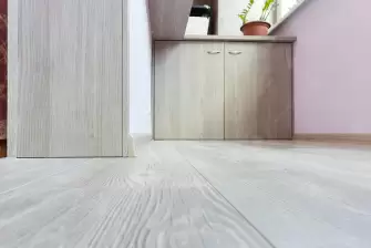 Объединение балкона с комнатой с отделкой и остеклением