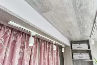 Объединение балкона с комнатой с отделкой и остеклением