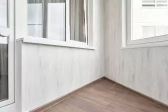 Отделка балкона в новостройке с эркерным остеклением Рехау 