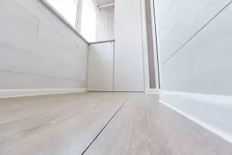 Отделка балкона ламинатом