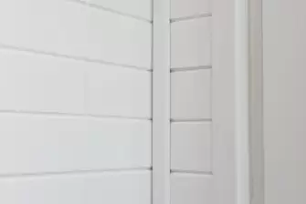 Отделка рейками эркерного балкона с утеплением