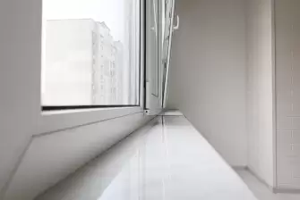 Объединение балкона с комнатой и отделка стеновым паркетом