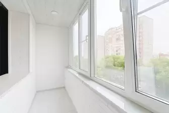 Объединение балкона с комнатой и отделка стеновым паркетом