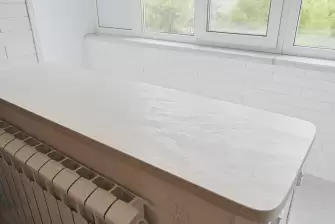 Объединение балкона с комнатой и отделка стеновым паркетом