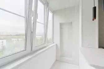 Объединение балкона с кухней и отделка стеновым паркетом