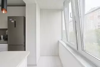 Объединение балкона с кухней и отделка стеновым паркетом