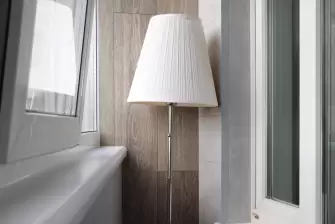 Отделка балкона Лодочка ламинатом