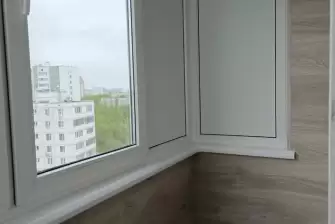 Отделка Г-образной лоджии кварцвинилом