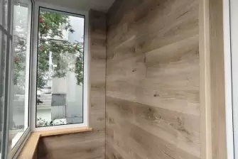 Кварцвинил на Г-образном балконе: стиль, прочность и защита на века!