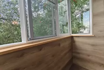 Кварцвинил на Г-образном балконе: стиль, прочность и защита на века!