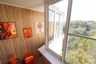 Отделка ПВХ панелями и холодное остекление на балконе