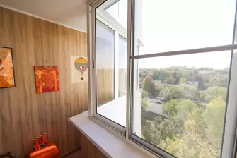 Отделка ПВХ панелями и холодное остекление на балконе