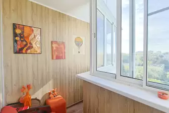 Отделка ПВХ панелями и холодное остекление на балконе