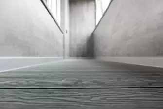 Отделка балкона ламинатом с террасной доской на полу