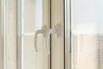 Отделка балкона ламинатом в светлых тонах