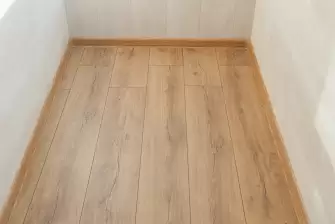 Отделка балкона ламинатом в светлых тонах