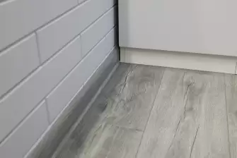  Отделка лоджии ламинатом с боковым окном