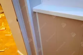 Отделка балкона панелями ПВХ и ламинат и установка кованого настенного плафона