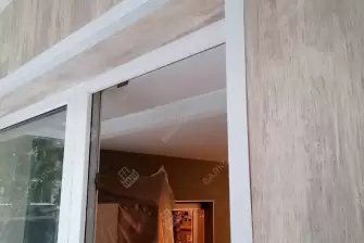 Холодное остекление и отделка П-образного балкона