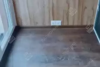 Панорамное остекление балкона и отделка ламинатом и панелями ПВХ