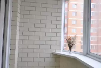 Отделка балкона Лодочка под ключ с холодным остеклением