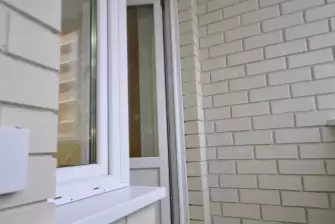 Отделка балкона Лодочка под ключ с холодным остеклением