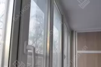 Остекление и отделка балкона ПВХ панелями и ламинатом