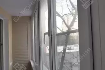 Остекление и отделка балкона ПВХ панелями и ламинатом