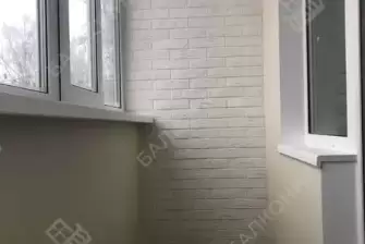 Отделка балкона декоративным камнем, ламинат и натяжной потолок