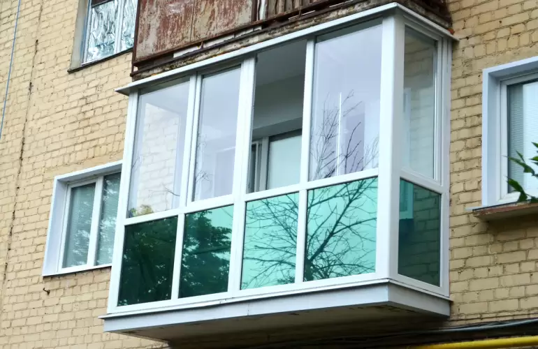 Панорамное остекление балкона в хрущевке Панорамное остекление балкона в хрущевке