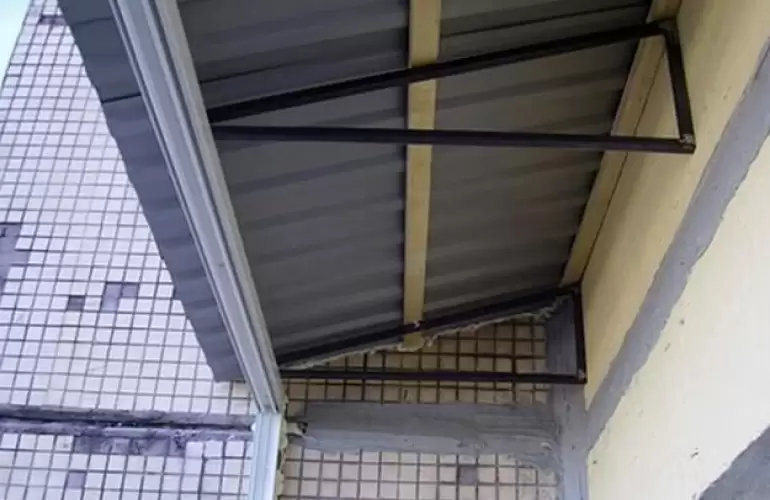 Установка крыши на балкон из профнастила Установка крыши на балкон из профнастила